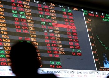 Dólar cai a R$ 5, e bolsa sobe quase 8% após primeiro turno