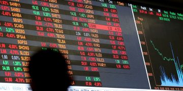 Dólar cai a R$ 5, e bolsa sobe quase 8% após primeiro turno