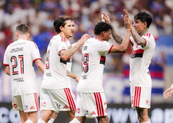 Flamengo goleia o Bahia e retoma a ponta