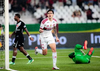 Flamengo atropela o Vasco e tem liderança isolada